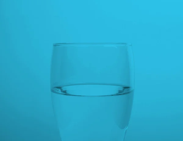 純粋なはまだ水の白黒青いガラス — ストック写真