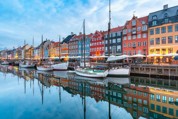 Nyhavn Con Fachadas Coloridas Casas Antiguas Barcos Antiguos Casco Antiguo —  Fotos de Stock