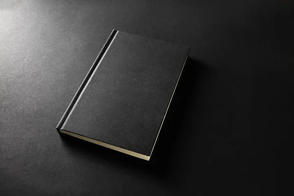 Siyah Kağıt Arkaplan Üzerine Kapalı Boş Kara Kitabın Bir Kopyası — Stok fotoğraf