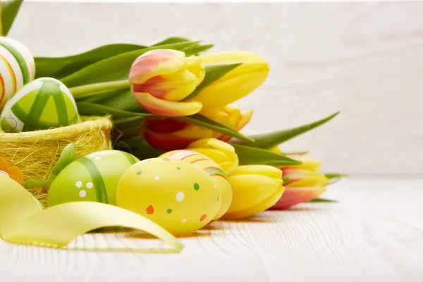 Oeufs Pâques Colorés Dans Panier Fleurs Tulipes Printemps Ruban Sur — Photo