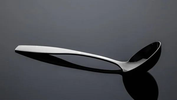 Cucchiaio Metallo Acciaio Inox Una Superficie Riflettente — Foto Stock