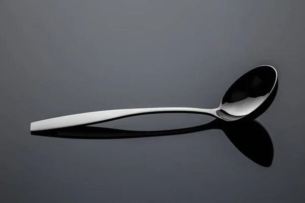 反射面上的不锈钢金属勺 — 图库照片