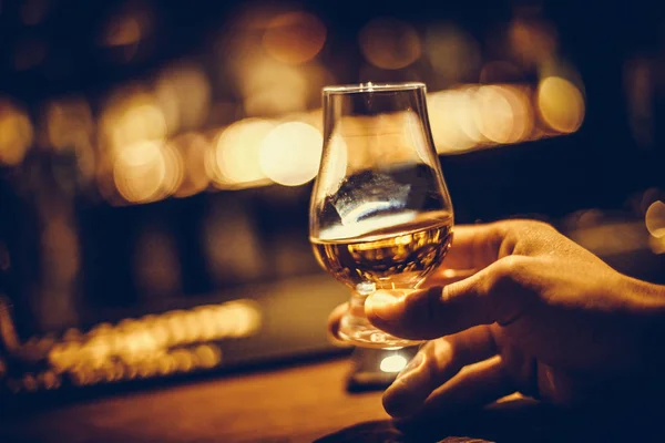 Close Shot Hand Holding Glencairn Single Malt Whisky Glass — Stock Photo, Image