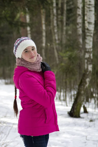 Pembe Ceketli Örgü Şapkalı Genç Bir Kızın Portresi Kışın Karlı — Stok fotoğraf