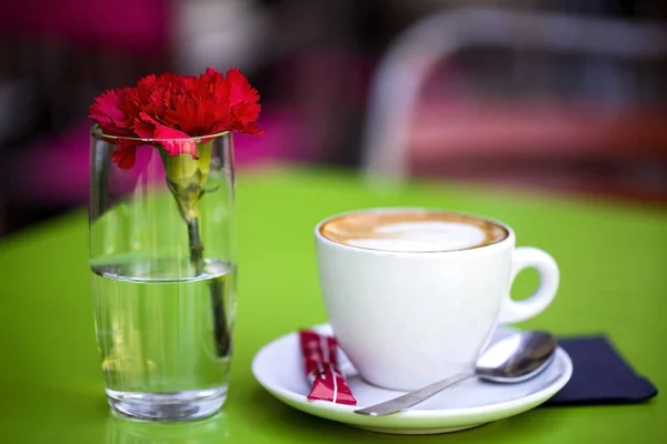 Eine Weiße Tasse Auf Einer Untertasse Mit Heißem Kaffee Auf — Stockfoto