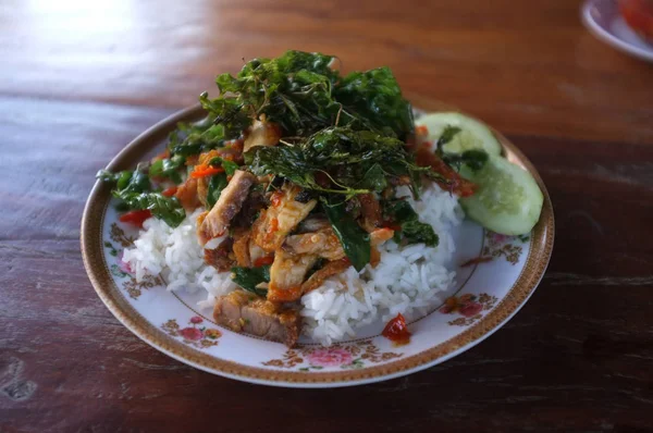 Rör Fried Crispy Fläsk Med Krispig Basilika Thailändsk Gatumat — Stockfoto