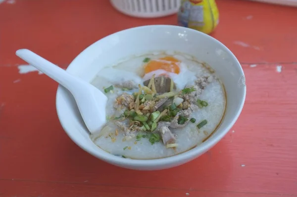 Soupe Riz Porc Haché Congee Entrailles Avec Oeuf Joke Kun — Photo