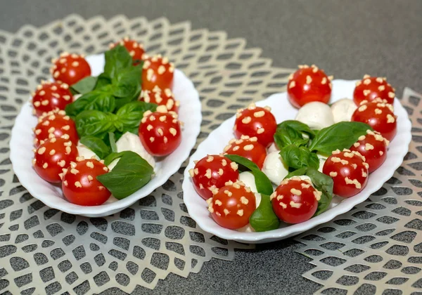 白皿の上にマヨネーズ バジル モツァレラチーズのカクテルトマト — ストック写真