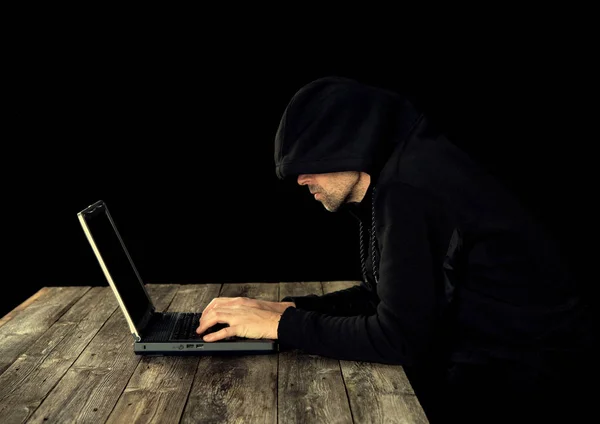 Hacker Sudadera Con Capucha Negra Con Portátil Frente Fondo Negro — Foto de Stock