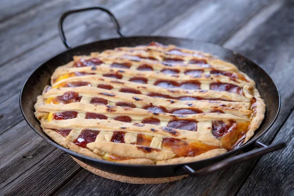 Tarta Dulce Sartén Hierro Sobre Tierra Madera — Foto de Stock