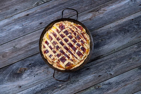 Torta Dolce Padella Ferro Terreno Legno — Foto Stock