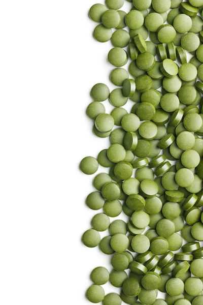 Zöld Klorella Tabletták Vagy Zöld Árpa Tabletták Elszigetelt Fehér Alapon — Stock Fotó