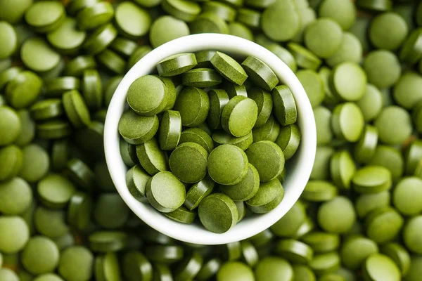 Zöld Chlorella Tabletta Vagy Zöldárpa Tabletták Tálba Szemközti Nézet — Stock Fotó