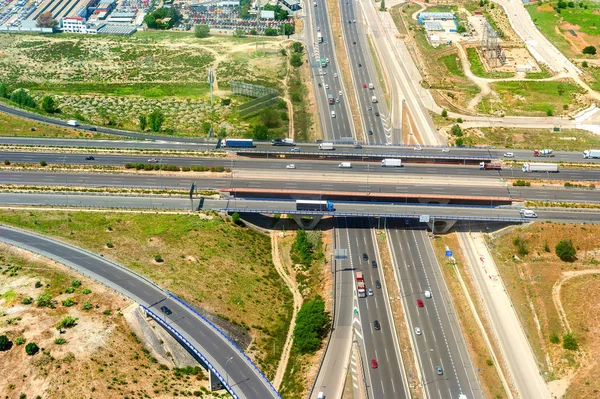 Top View Αυτοκινητόδρομο Διασταύρωση Υποδομών Μεταφοράς Κυκλοφορίας Στη Γέφυρα Φορτηγά — Φωτογραφία Αρχείου