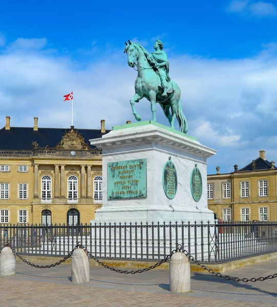 Ryttarstaty Frederik Amalienborg Courtyard Arkitektoniska Byggnad Solig Dag Köpenhamn Danmark — Stockfoto