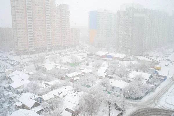 乌克兰基辅住宅区冬季降雪 与城市现代公寓楼和老旧私人住宅形成对比 — 图库照片