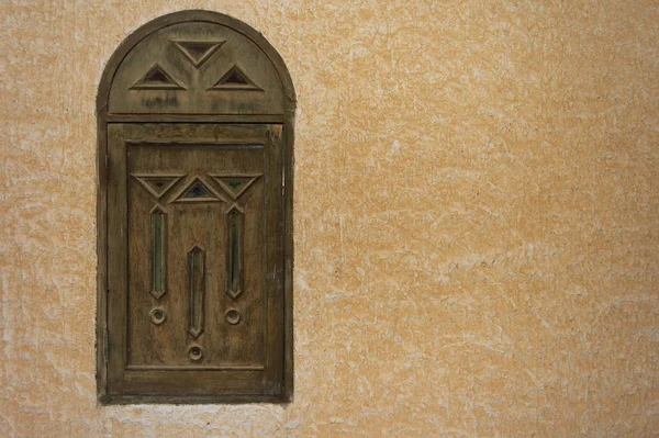 Finestra Legno Stile Arabo Sullo Sfondo Della Parete Strutturata — Foto Stock