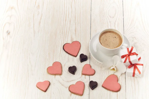 Kaffee Geschenkboxen Kekse Und Pralinen Herzform Liegen Auf Hellem Holzgrund — Stockfoto