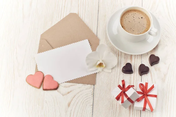 Kaffee Kekse Und Pralinen Herzform Geschenkschachteln Und Leeres Laken Mit — Stockfoto