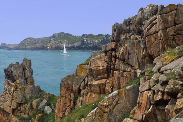 Piedra Orilla Con Barco Vela Mar — Foto de Stock