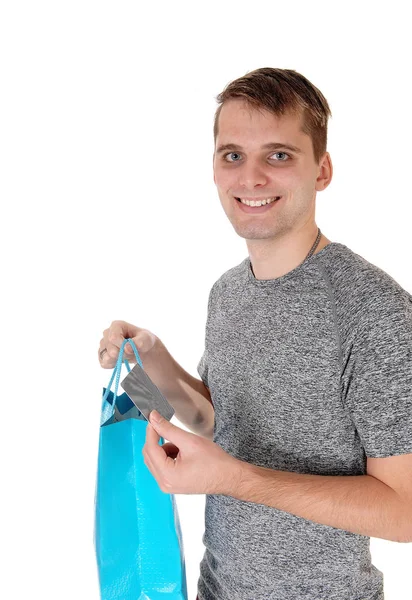 Een Jonge Gelukkige Man Die Een Grijs Shirt Staat Zijn — Stockfoto