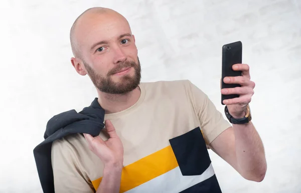 Joven Con Barba Hablando Con Smartphone Negro — Foto de Stock