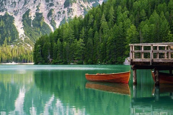 Hermoso Lago Los Alpes Italianos Lago Braies Las Montañas Dolomitas — Foto de Stock