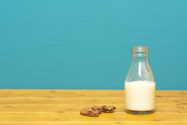 Tredjedel Pint Glas Mjölkflaska Halv Full Med Färsk Krämig Mjölk — Stockfoto