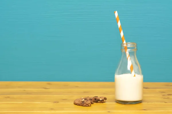 Tredjedel Pint Glas Mjölkflaska Halv Full Med Färsk Krämig Mjölk — Stockfoto