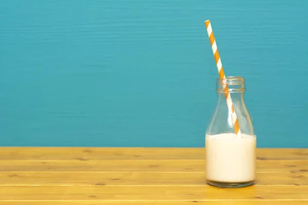 Tredjedel Pint Glas Mjölkflaska Halv Full Med Färsk Krämig Mjölk — Stockfoto