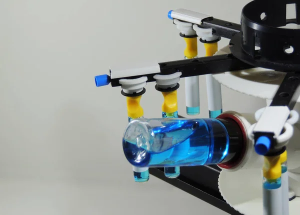 Dispositivo Laboratório Para Análise Frascos Médicos Com Solução Química Azul — Fotografia de Stock