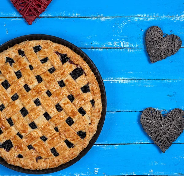 Ronde Gebakken Fruit Cake Blauwe Houten Achtergrond — Stockfoto