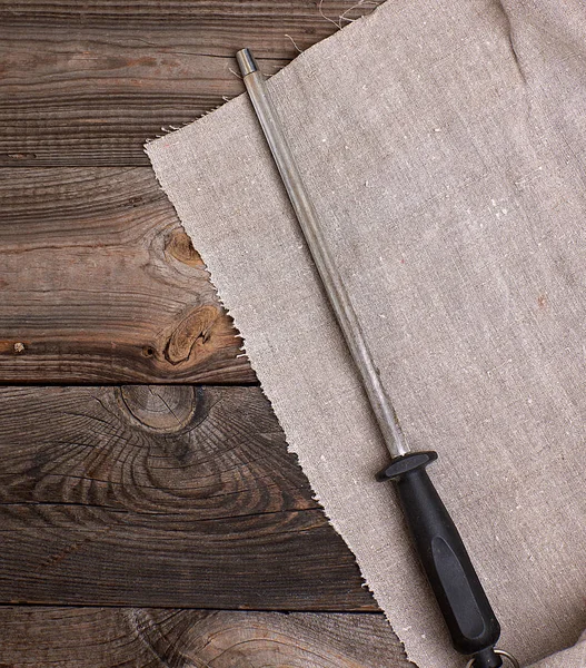 Стара Залізна Точилка Ручкою Кухонних Ножів Сірому Дерев Яному Фоні — стокове фото