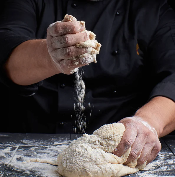 Męskie Ręce Ugniatają Ciasto Drożdżowe Mąki Białej Pszennej Czarny Drewniany — Zdjęcie stockowe