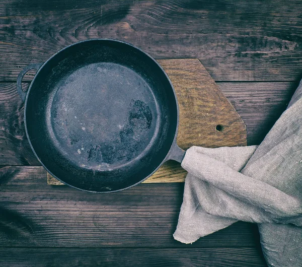 Sartén Redonda Negra Con Mango Madera Servilleta Cocina Lino Gris — Foto de Stock