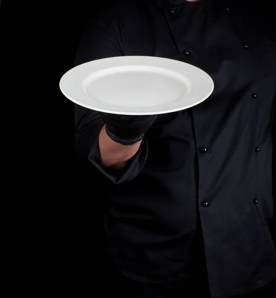 Cuisinier Uniforme Noir Tient Dans Main Une Plaque Blanche Vide — Photo