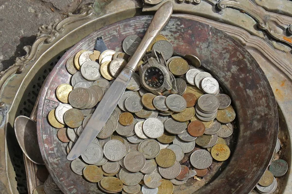 Oude Bronzen Zilveren Munten Roestige Plaat Verkocht Antieke Markt Voor — Stockfoto