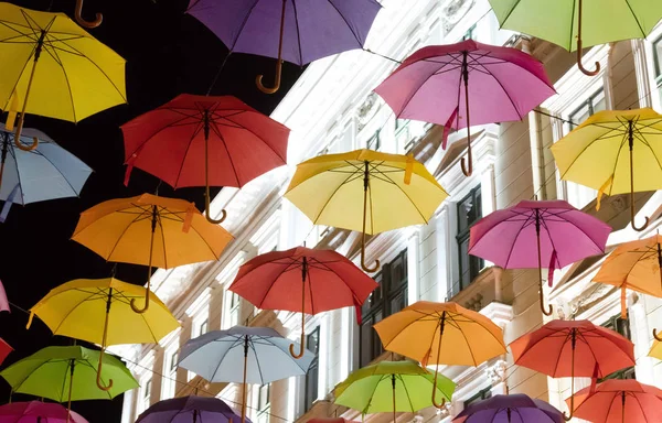 Sok Több Szín Esernyő Éjszakai Égbolt Háttér Díszíteni Városban — Stock Fotó