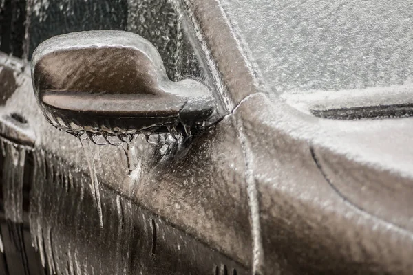 Крупним Планом Дзеркало Замороженого Автомобіля Після Льодяного Дощу — стокове фото