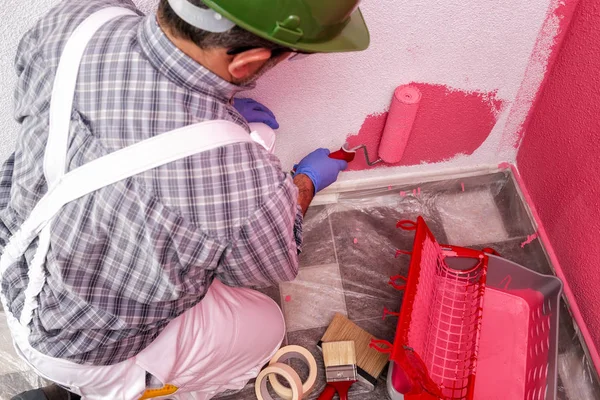 Beyaz Beyaz Saray Ressam Işçi Tulum Silindir Ile Pembe Renkli — Stok fotoğraf