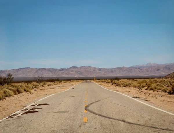 ネバダ州の砂漠を通る道 — ストック写真