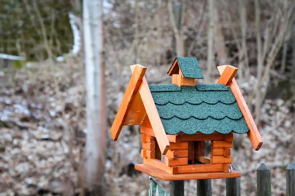 Ein Vogelfutterhaus — Stockfoto