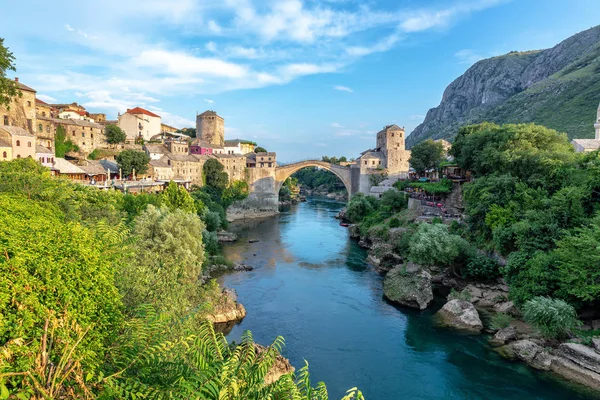 波斯尼亚和黑塞哥维那莫斯塔尔的内雷特瓦河 背景是老桥 — 图库照片