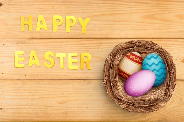 Uova Pasqua Colorate Nel Nido Sul Tavolo Legno Con Felice — Foto Stock