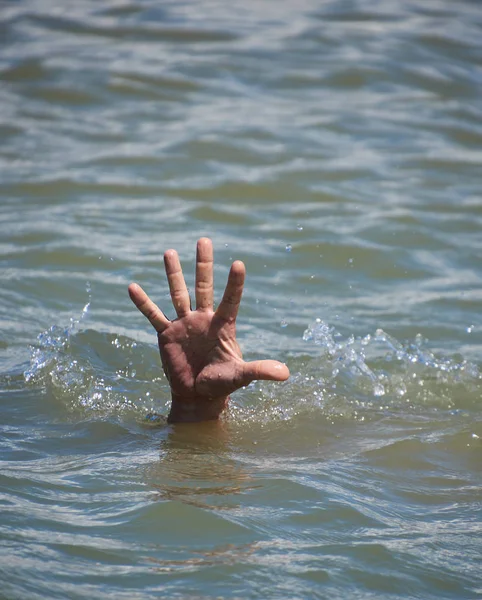 Bir Adamın Eli Okyanusun Ortasında Sudan Dışarı Çıkıyor Boğulan Bir — Stok fotoğraf