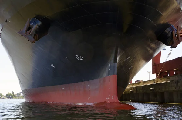 Κύτος Πλοίου Μεταφοράς Εμπορευματοκιβωτίων Βολβώδη Τόξο Στο Λιμάνι Του Αμβούργου — Φωτογραφία Αρχείου