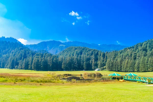 道路の青い空の木の雲と丘の駅で美しいゴルフコース 晴れた日の丘の駅で撮影されたインドは 背景の壁紙画面セーバーに便利な風景スタイルを取りました休暇のコンセプト — ストック写真