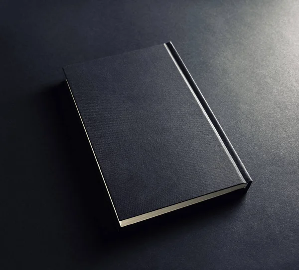 Siyah Kağıt Arkaplan Üzerine Boş Kitap — Stok fotoğraf