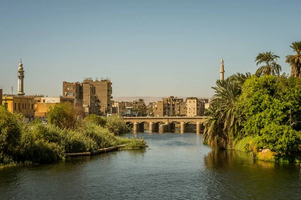 Ciudad Egipcia Atardecer Con Dos Minaretes Puente Una Vista Desde — Foto de Stock