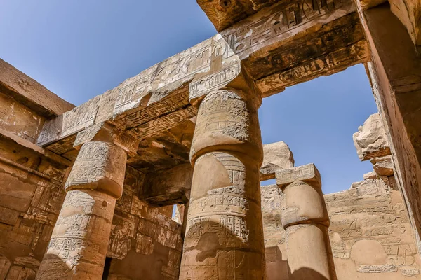 Columnas Cielo Azul Gran Sala Hipóstila Templo Amon Karnak Egipto — Foto de Stock